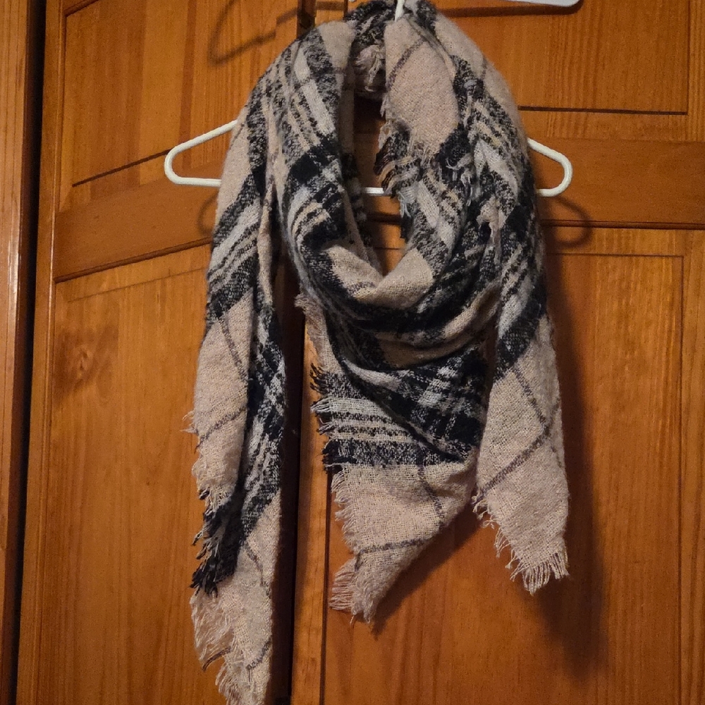 Elegant Checkered Scarf in Black and Cream